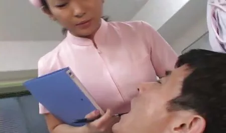 게르는 제니퍼 사랑 Hewitt 르 젊은 갈색 머리와 장난감