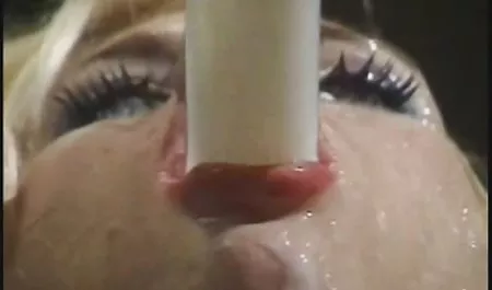 우리는 이 빛나는 PVC 팬티,팬티,젖 화려한 벗은 여성