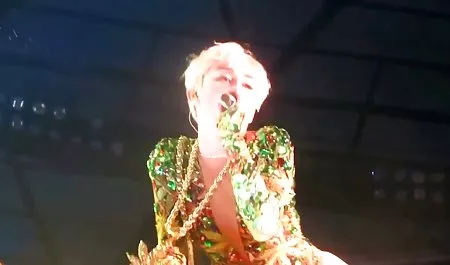 젊은이 벌 거 벗은 남성과 함께 큰 자지 얻을 두드리고 엉덩이