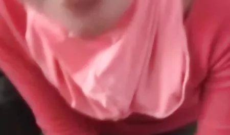 에 그들의 SKS 알몸 상단의 도움으로 여자 새끼는 젊은 닭