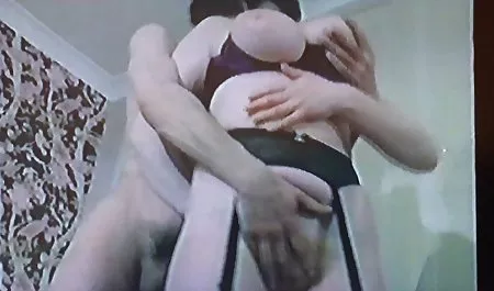 젊은 애니메이션을 벗은 가슴 여자 건
