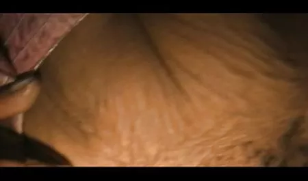 이 있는 젊은 위에 숨겨진 카메라 사람들의 큰 그룹
