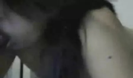 자주 아름다움을 두드리고 Irina Chesnokova 르 후 sucking dick