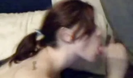 일부 육안 여자를 가진 작은 가슴 유형