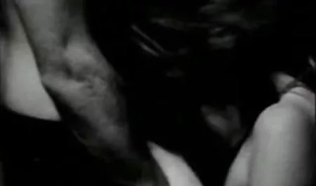 뜨거운 아름다움 스프레드 벌 거 벗은 몸집이 작은 소녀 구멍을